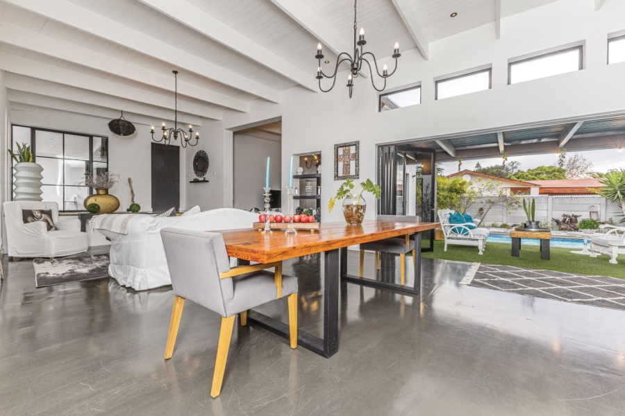 5 Bedroom Property for Sale in Mikro Park Western Cape